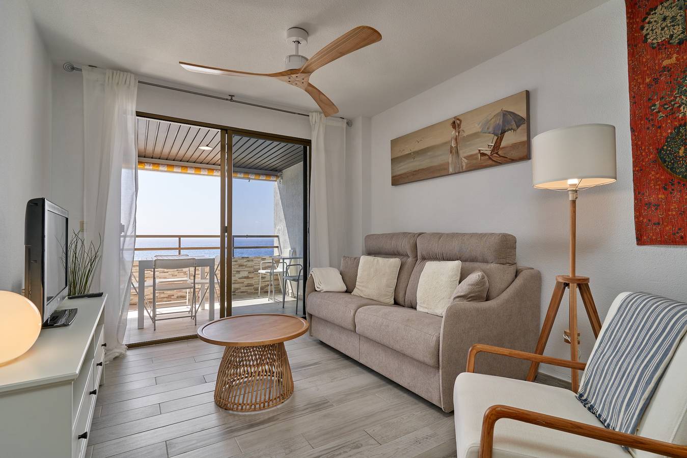 Apartamento entero, Apartamento 'El Rompeolas' con vistas al mar y Wi-Fi in Los Pinos (Almuñecar), Almuñecar
