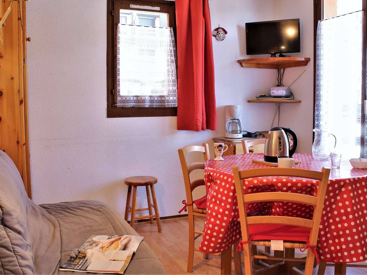 Appartement entier, Appartement cosy avec 5 couchages, centre de station Risoul 1850, proche remontées et commerces in Station de Risoul, Risoul