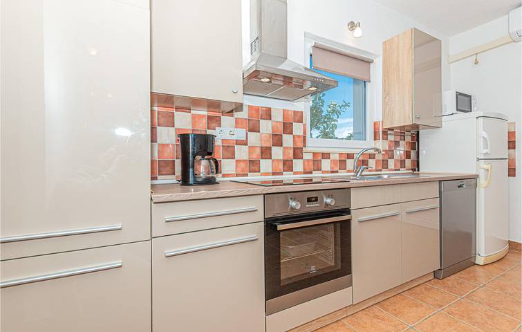 Comfortable Apartment Near Prokljansko Lake & Bilice Center with Pool in Bilice, Šibenik-Knin