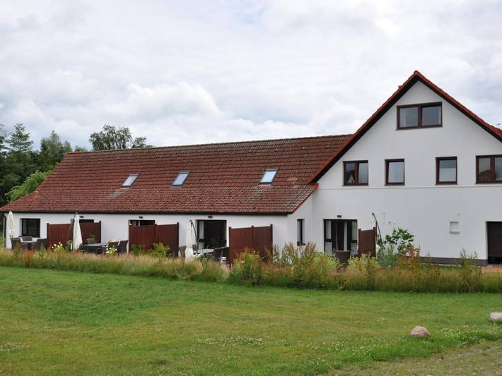 Ferienwohnung für 6 Personen, mit Terrasse und Garten sowie Seeblick in Lütow