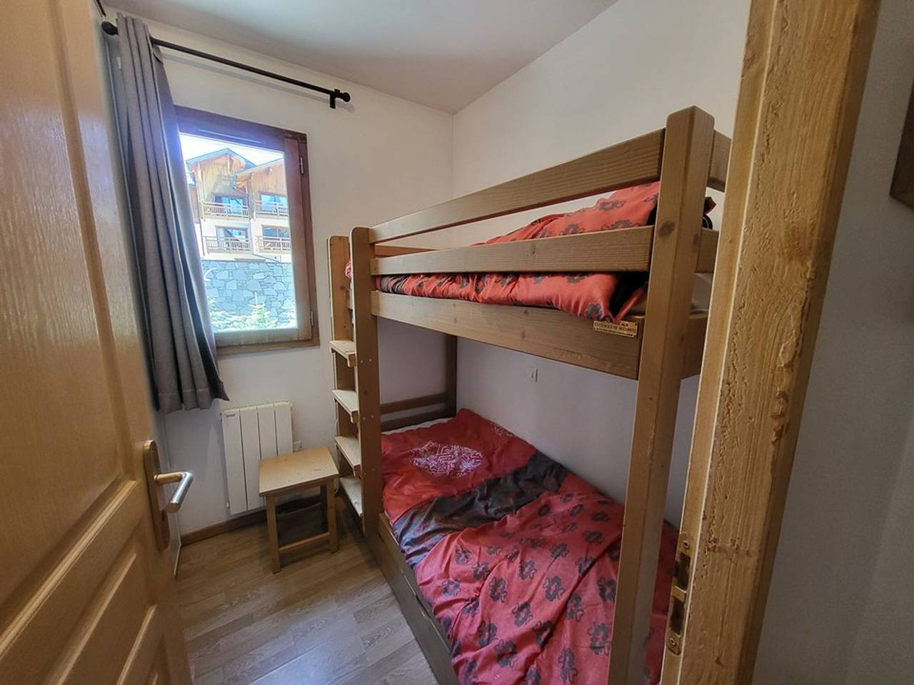 Entire apartment, Cozy slopeside apartment with Wi-Fi in Montgenèvre, Briançon region