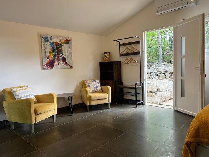 Gîte pour 2 personnes, avec piscine et balcon ainsi que vue et jardin à Saint-Alban-Auriolles - 4