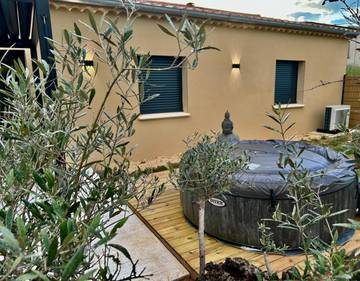 Cottage pour 4 personnes, avec jardin ainsi que terrasse et jacuzzi à Lablachère