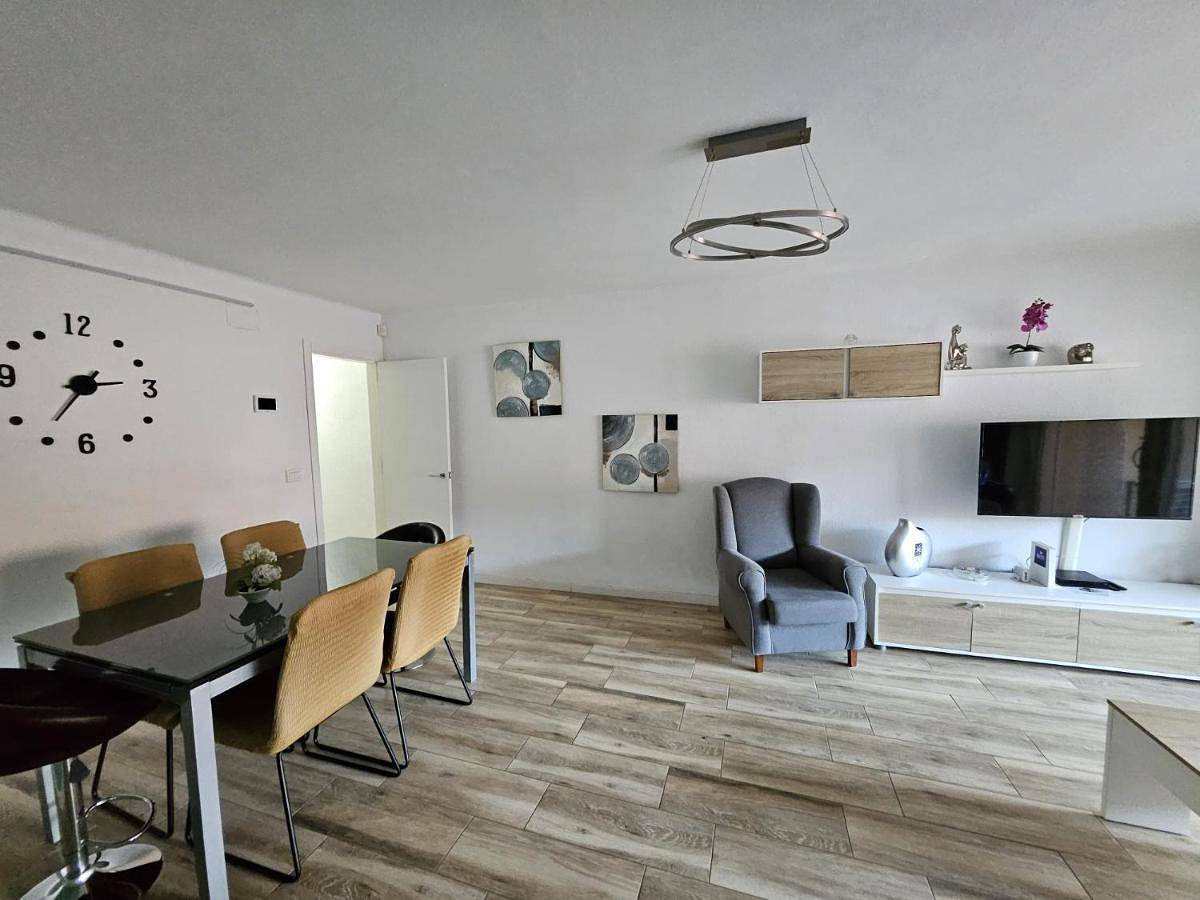 Apartamento entero, Three-Bedroom Apartment in Figueras, Alt Empordà