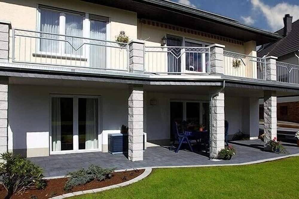 ****Komfort-Fewo Kleines Kylltal in Oberstadtfeld/Eifel, 30 qm große Südterrasse in Oberstadtfeld, Vulkaneifel