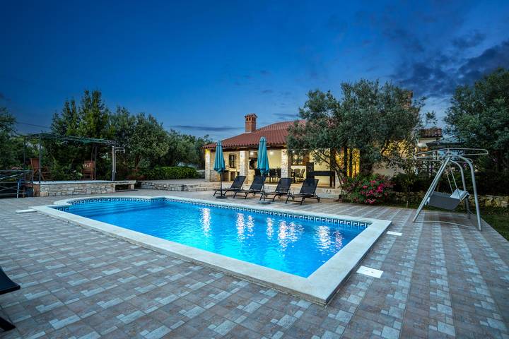 Villa für 10 Personen, mit Pool und Garten sowie Terrasse - 1