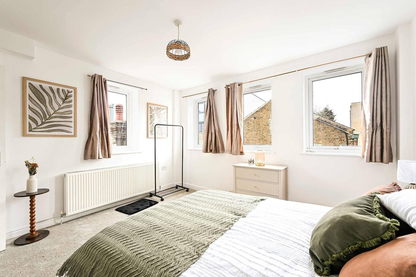 Entire apartment, Stylish 1Br Ealing   15m to Lhr   20m to Hub in Ealing, London