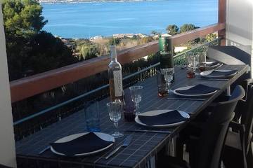 Gîte pour 7 personnes, avec balcon ainsi que jacuzzi et jardin, animaux acceptés dans Plage de l'Almanarre