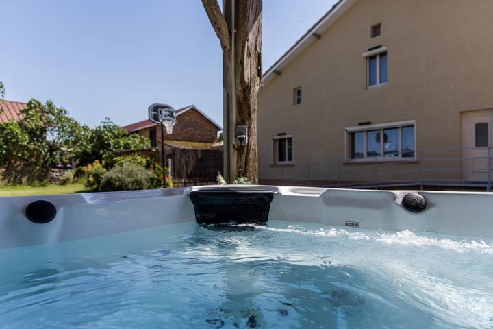 Gîte pour 5 personnes, avec Jacuzzi et Terrasse ainsi que Jardin et Vue