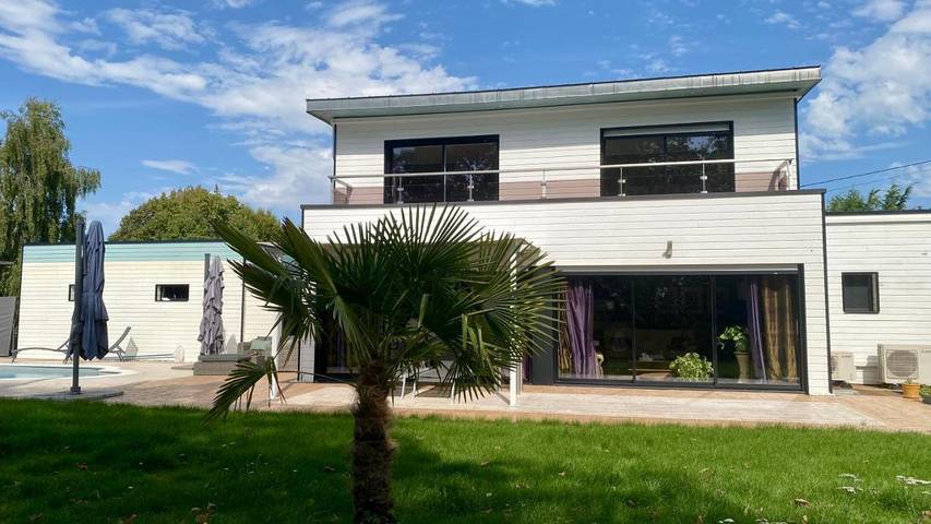 Location de vacances pour 6 personnes, avec piscine ainsi que vue et jardin à Néant-sur-Yvel - 3