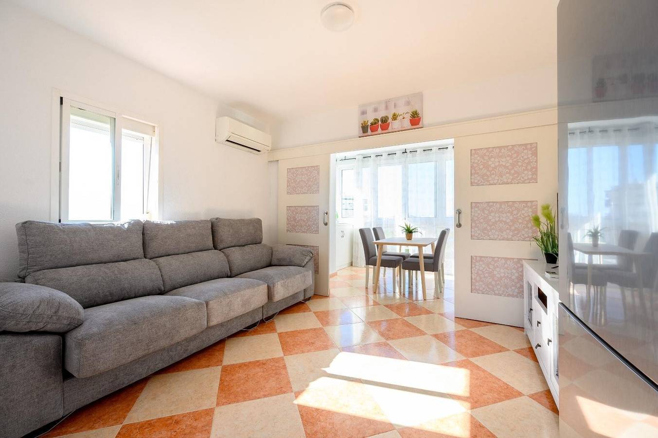Geheel appartement, Fantastisch duplex penthouse met zeezicht, wifi en airconditioning in Benalmádena Costa, Benalmádena