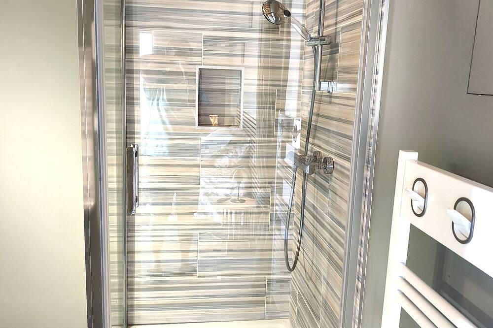 Appartement entier, Studio « Chambre Indépendante, Sdb Privée » avec terrasse privée, Wi-Fi et climatisation in Saulcet, Allier