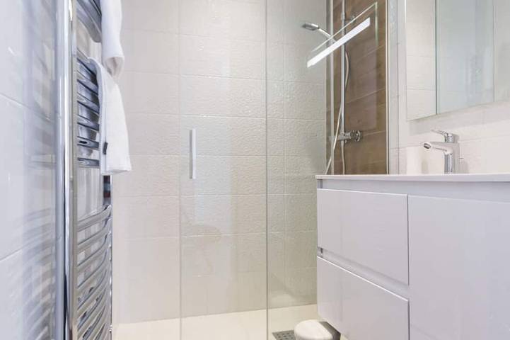 Gîte pour 2 personnes, avec jacuzzi ainsi que jardin et piscine dans Plage Du Port Meleu Prefailles - 3