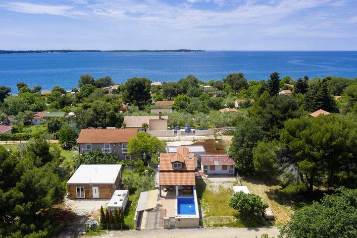 Ferienhaus für 6 Personen, mit Balkon und Meerblick sowie Garten und Pool in Peroj