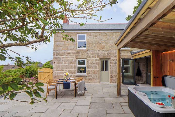 Cottage for 2 people, with garden and sauna as well as hot tub, with pets in Pendeen