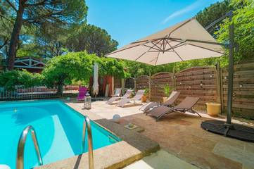 Chambre d’hôte pour 2 personnes, avec jardin et bassin pour enfant ainsi que vue et piscine, adapté aux familles à Castillon-du-Gard