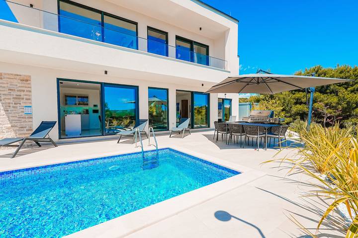 Ferienhaus für 9 Personen, mit Balkon und Garten in Primosten