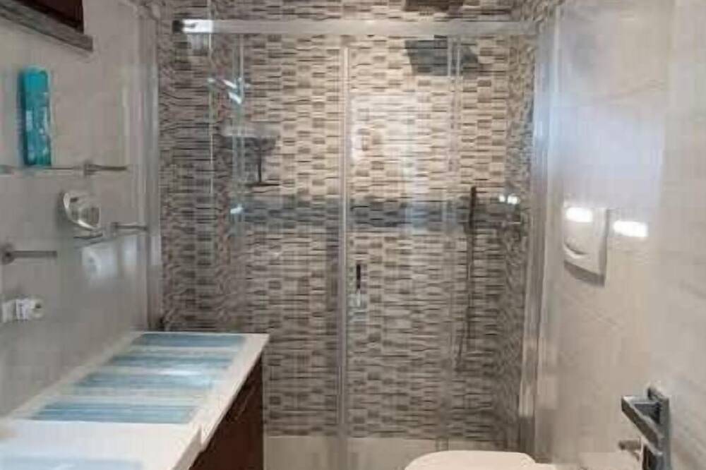 House with garden, swimming pool, parking in Arbosto, Domaso
