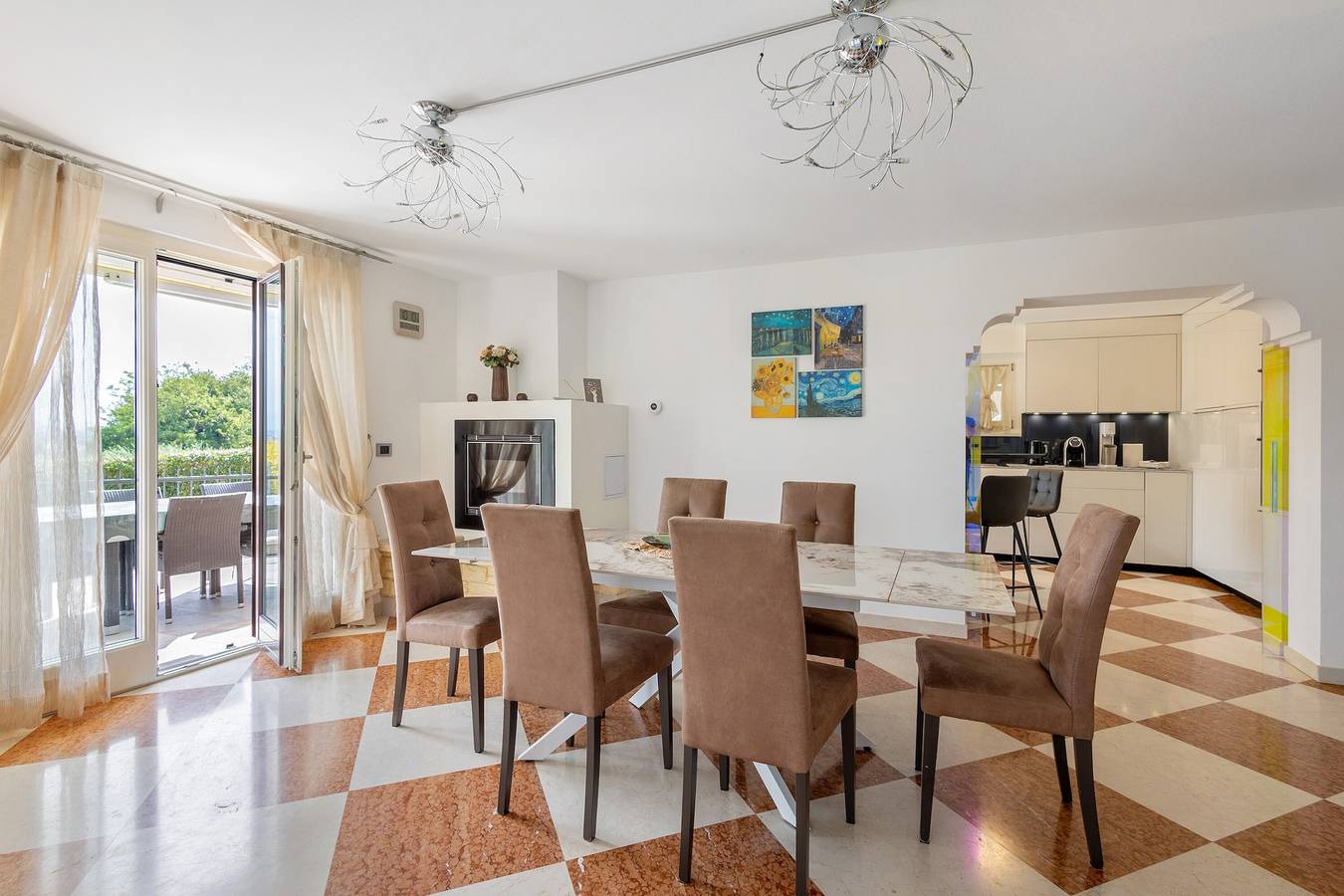 Villa au bord du lac de Garde : Spa extérieure et jardin privé in Peschiera del Garda, Montagnes autour du lac de Garde