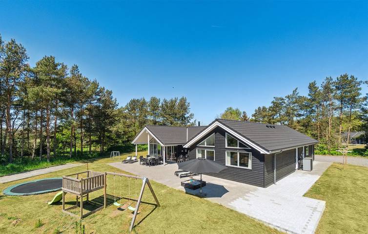 Ferienhaus für 18 Personen, mit Terrasse und Whirlpool sowie Garten und Pool