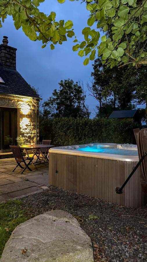 Holiday rental for 4 people, with Hot tub and Terrace as well as Garden and View in Newry