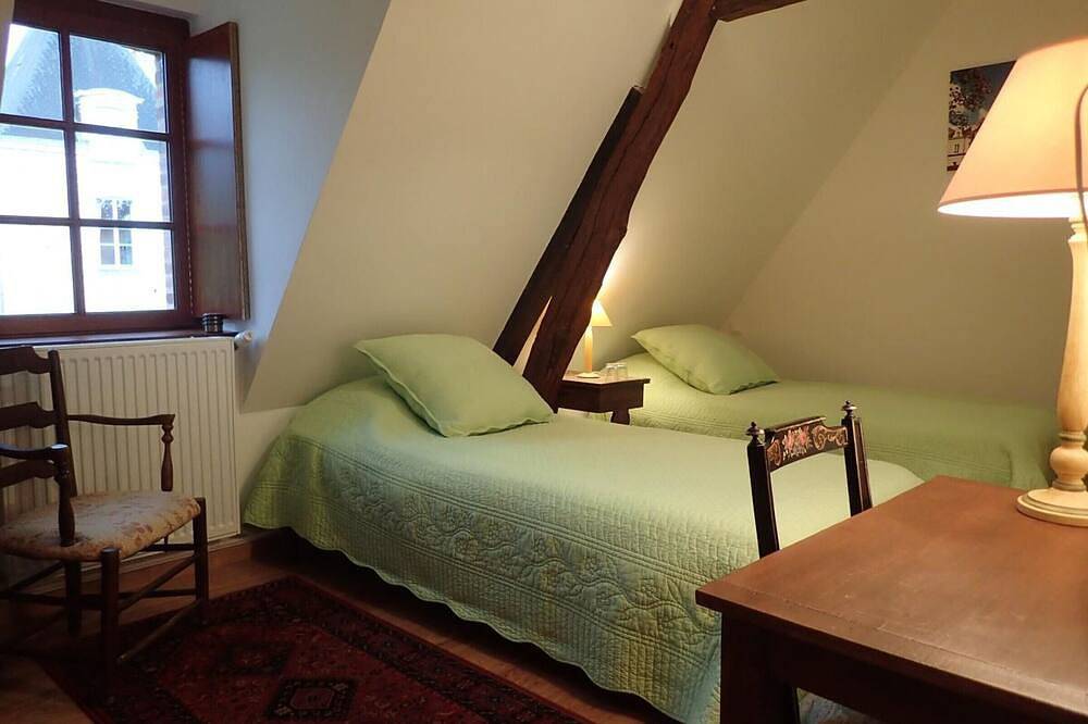 Luxueux gîte avec piscine et Wifi, proche circuit 24H du Mans, animaux bienvenus in Tuffé, Sarthe