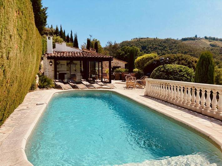 Maison de vacances pour 12 personnes, avec Balcon et Terrasse ainsi que Jardin et Piscine à Auribeau-sur-Siagne