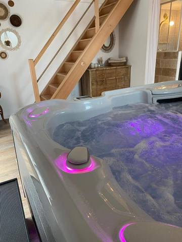 Gîte pour 2 personnes, avec piscine ainsi que jacuzzi et jardin à Auxonne