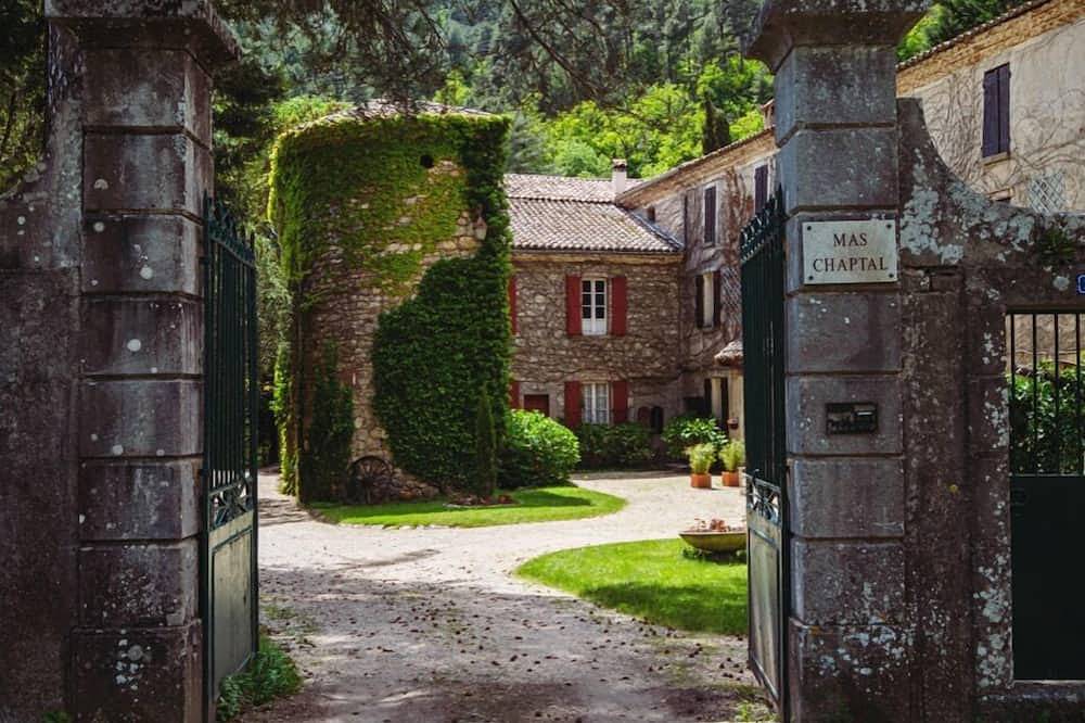 Ancienne magnanerie cévenole entourée de 5 hectares de terrain privé in Génolhac, Parc national des Cévennes