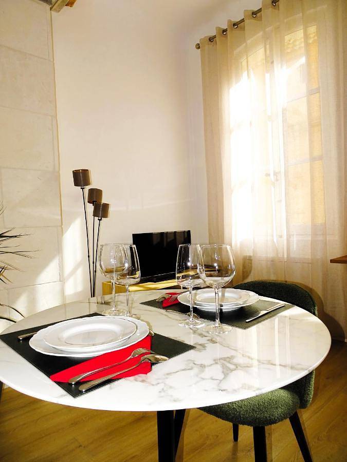 Appartement entier, One-Bedroom Apartment in Aix-en-Provence, Côte méditerranéenne (France)