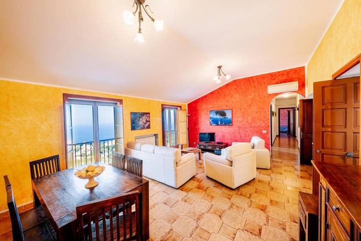 Gîte pour 6 personnes, avec jardin ainsi que piscine et vue à Scala