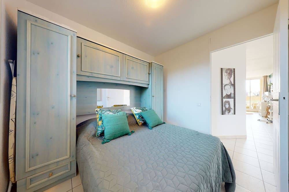 Entire apartment, 2-room apartment in building with sea view and pools in Théoule-sur-Mer in Théoule-sur-Mer, Massif de l'Esterel