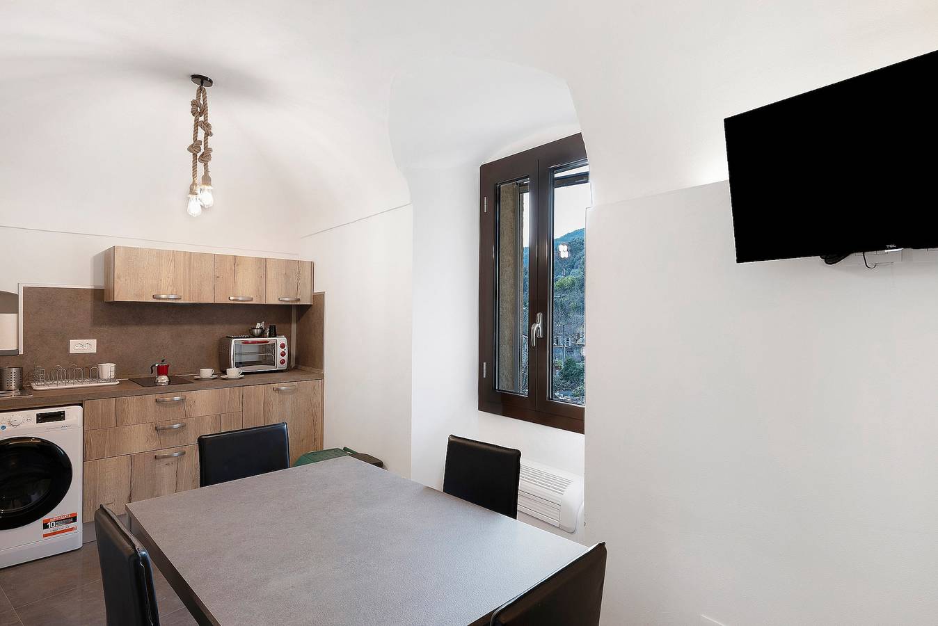 Apartamento entero, Apartamento 'Casa Vacanza A Cola' con vistas a la montaña, Wi-Fi y aire acondicionado in Rocchetta Nervina, Alpes Ligures
