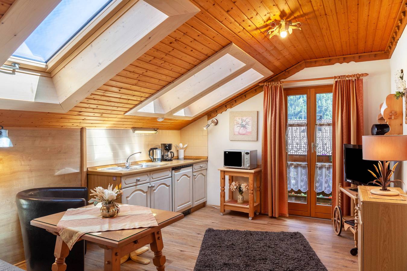 Ganze Wohnung, Ferienwohnung 'Wohnung 4' mit Bergblick, Balkon und Wi-Fi in Mittenwald, Bayerische Alpen