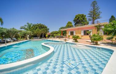 Gîte pour 8 personnes, avec piscine ainsi que terrasse et jardin à Menfi