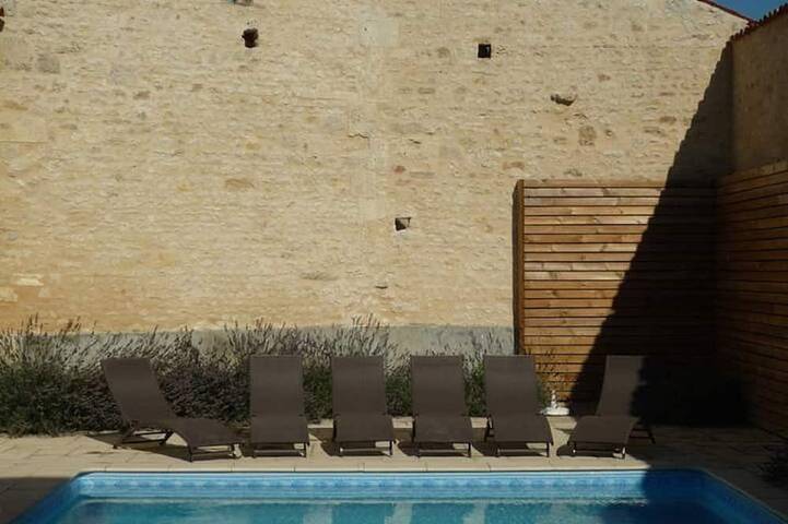 Gîte pour 10 personnes, avec terrasse et jardin à Moulidars