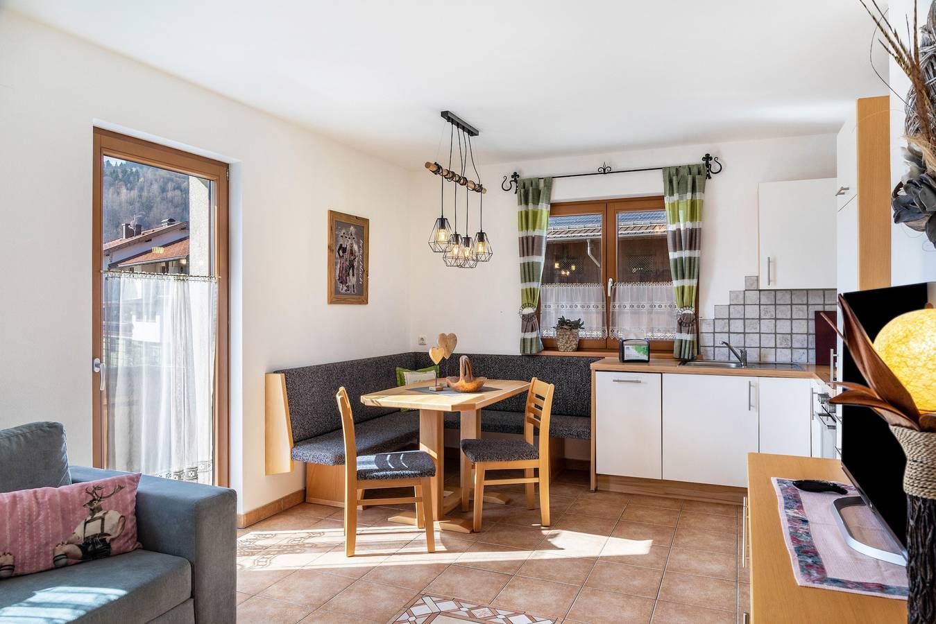 Ganze Wohnung, Apartment Landhaus Zeller 2 Schlafzimmer mit Bergblick, Gemeinschaftsgarten & Wlan in Tuxer Alpen, Fügenberg