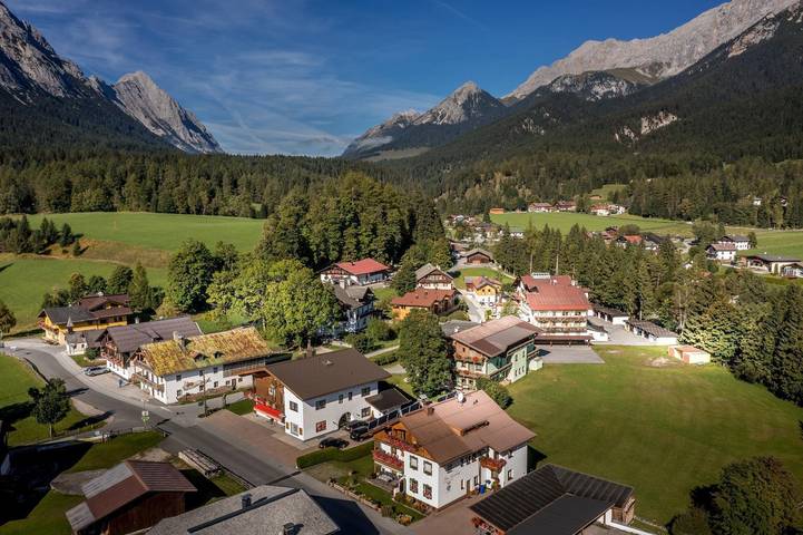 Ferienwohnung für 4 Personen, mit Balkon und Garten sowie Pool in Leutasch