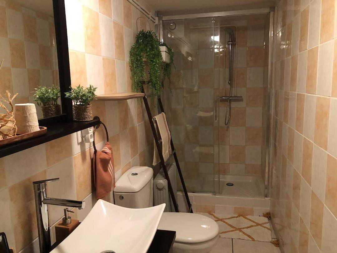 Large Double Room in Mirefleurs, Région de Clermont-Ferrand