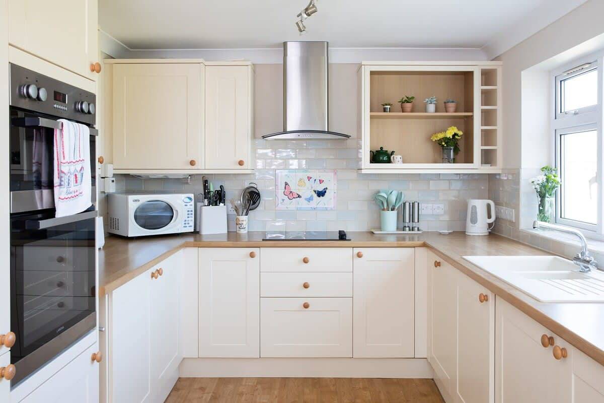 Seaside detached 4bd home nr shops. Parking/Garden in West Wittering, West Sussex
