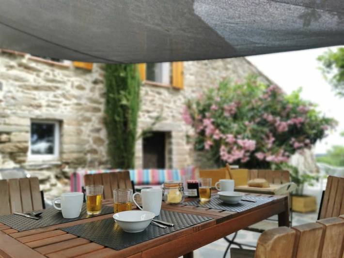 Gîte pour 8 personnes, avec terrasse ainsi que jardin et piscine à Taulis