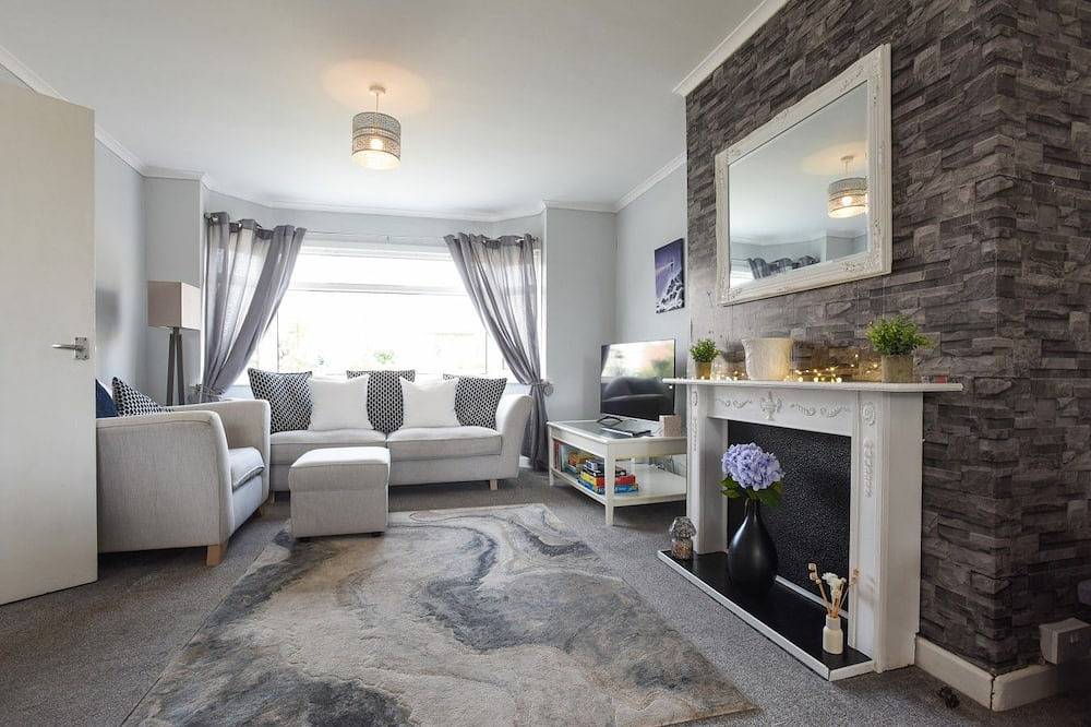 Spacious Portchester Home with Garden & Parking in Fareham, Hampshire