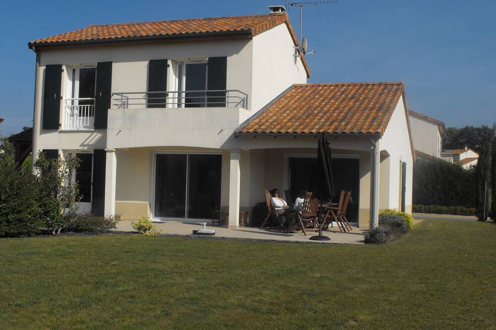 Villa moderne avec plus de 1000 m2 de jardin, à côté de la piscine chauffée et terrain de golf in Vasles, Deux-Sèvres