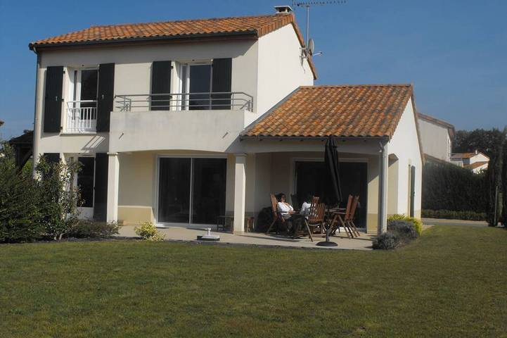Maison de vacances pour 6 personnes, avec Balcon ainsi que Jardin et Piscine à Vasles