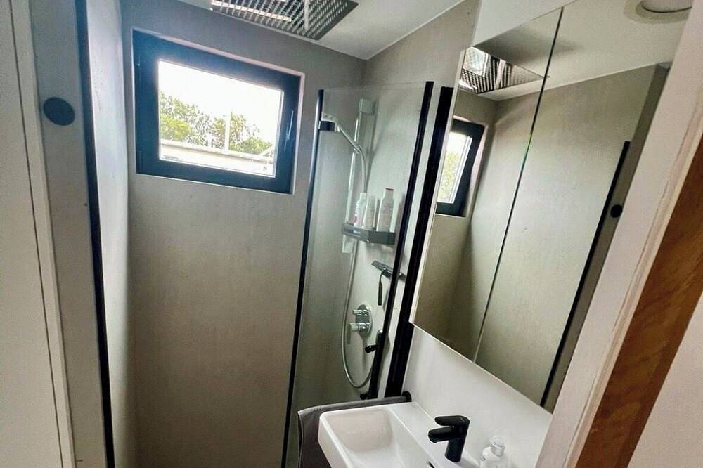 Living Boat Rhuig/Rhein/Parkplatz in Wiesbaden, Rheingau