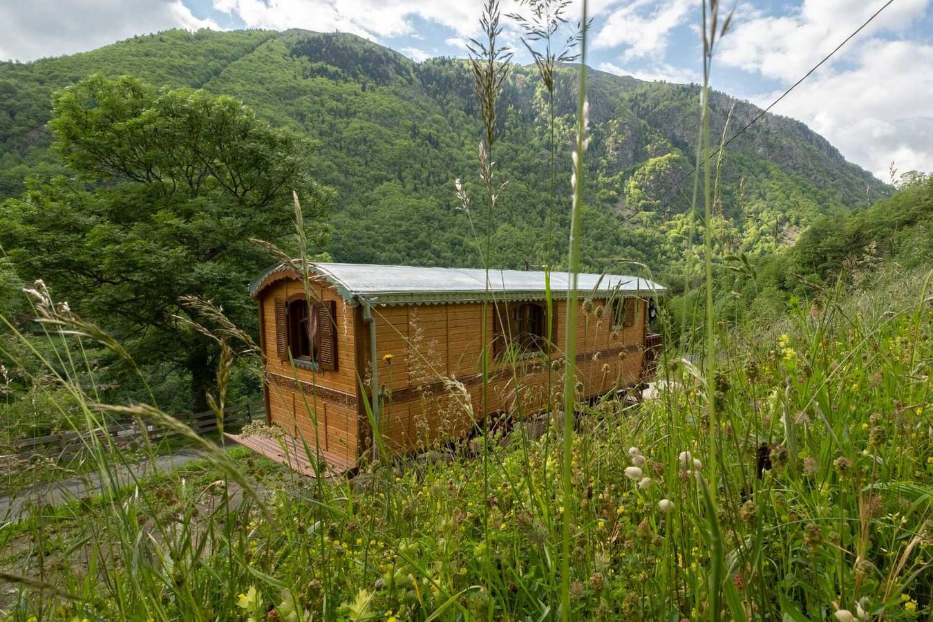 Bohemian Night in the Mountains – Ancolie Caravan with View, Heating and Wi-Fi in Gèdre, Pyrenees National Park