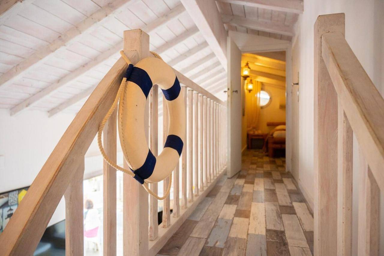 Villa exceptionelle les pieds dans l'eau in La Madrague, Hyeres