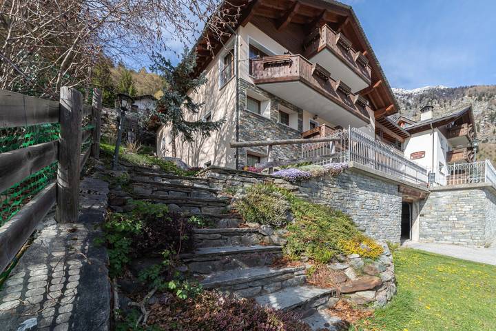 Hotel Apartamento "Residence Larice Bianco N6" com vista para a montanha, terraço partilhado e Wi-Fi in Fraciscio, Campodolcino