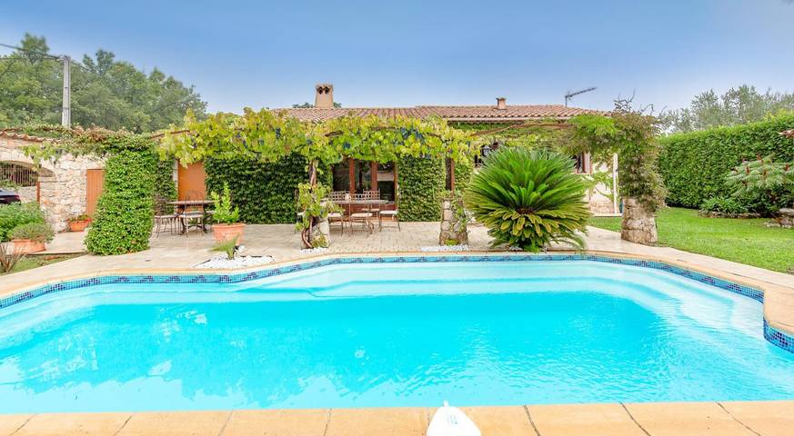 Location de vacances pour 6 personnes, avec terrasse ainsi que piscine et jardin, animaux acceptés à Saint-Cézaire-sur-Siagne