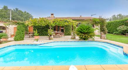 Cottage pour 6 personnes, avec terrasse ainsi que jardin et piscine, animaux acceptés à Saint-Cézaire-sur-Siagne